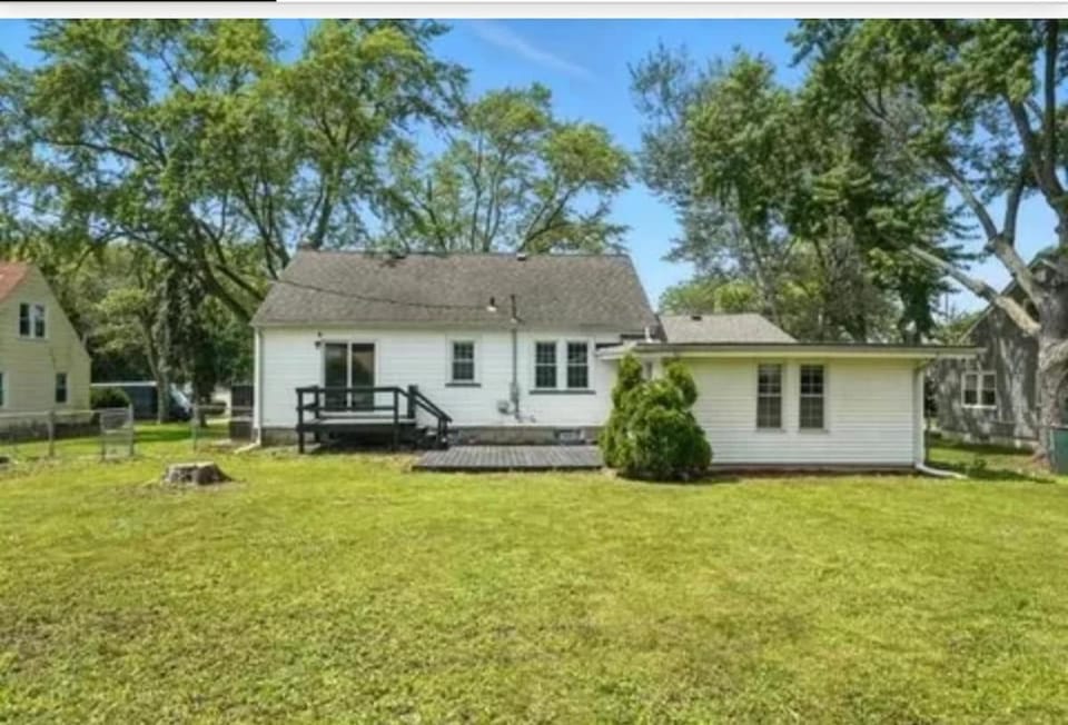 The Sunset Getaway, Modern 3BR w Deck Minutes from I-65, Fenced Yard House in Merrillville