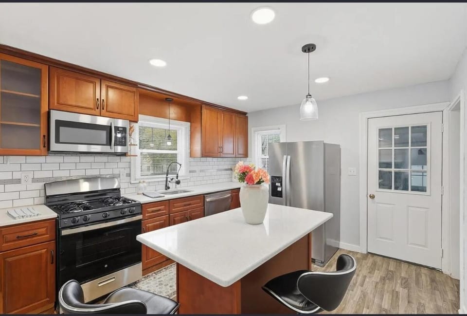 The Sunset Getaway, Modern 3BR w Deck Minutes from I-65, Fenced Yard House in Merrillville