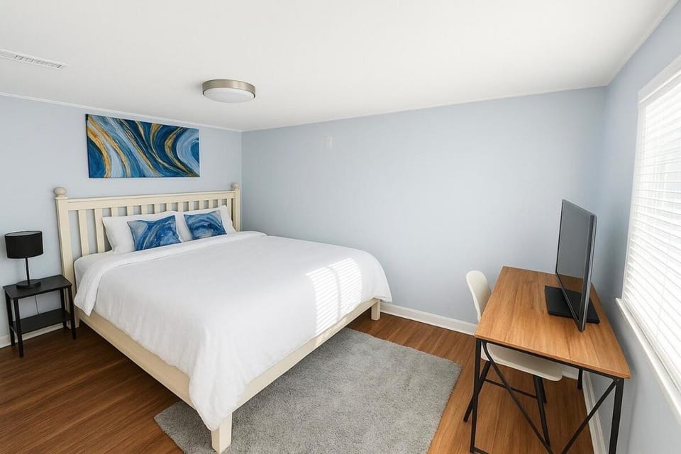 The Sunset Getaway, Modern 3BR w Deck Minutes from I-65, Fenced Yard House in Merrillville