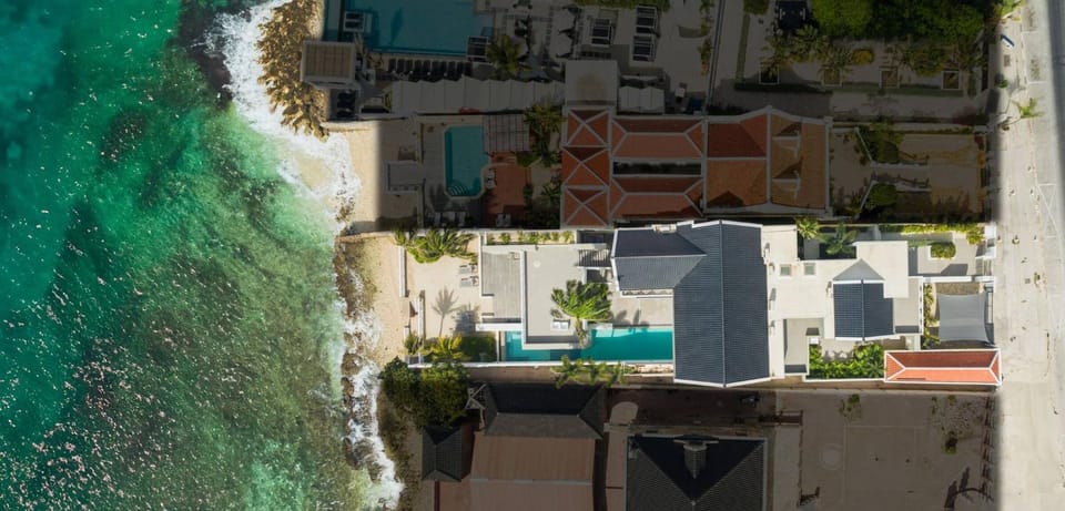 Neighbourhood, Natural landscape, Swimming pool