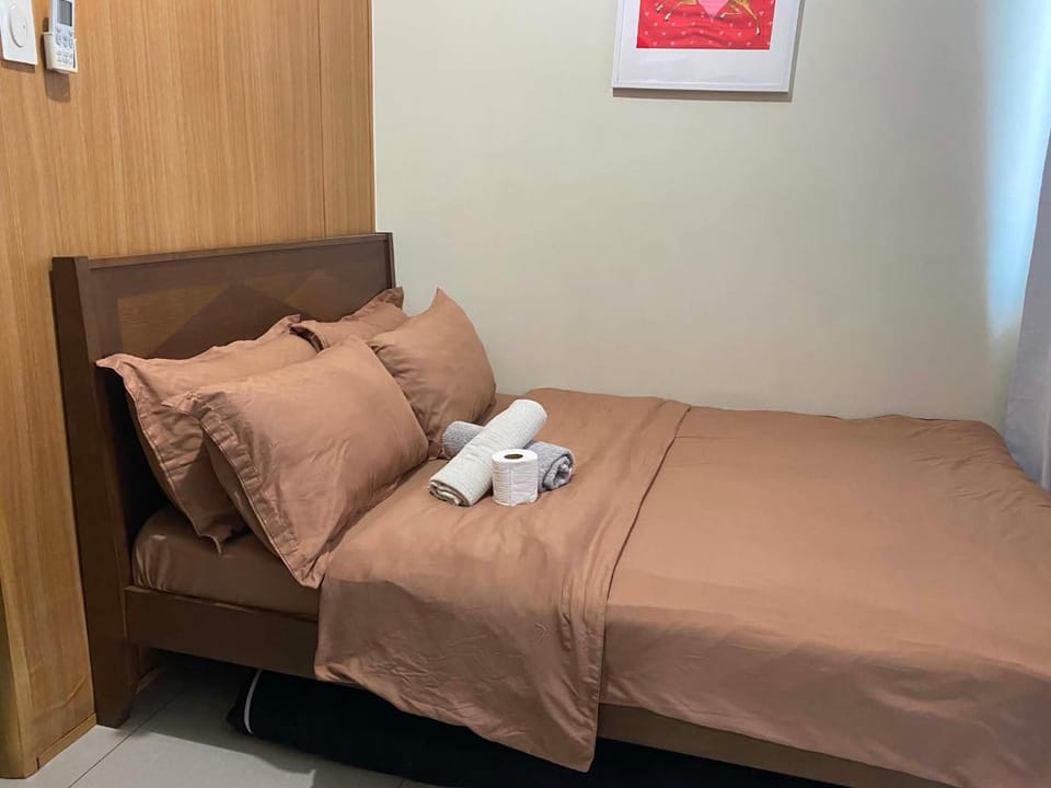 Bed, Bedroom, towels