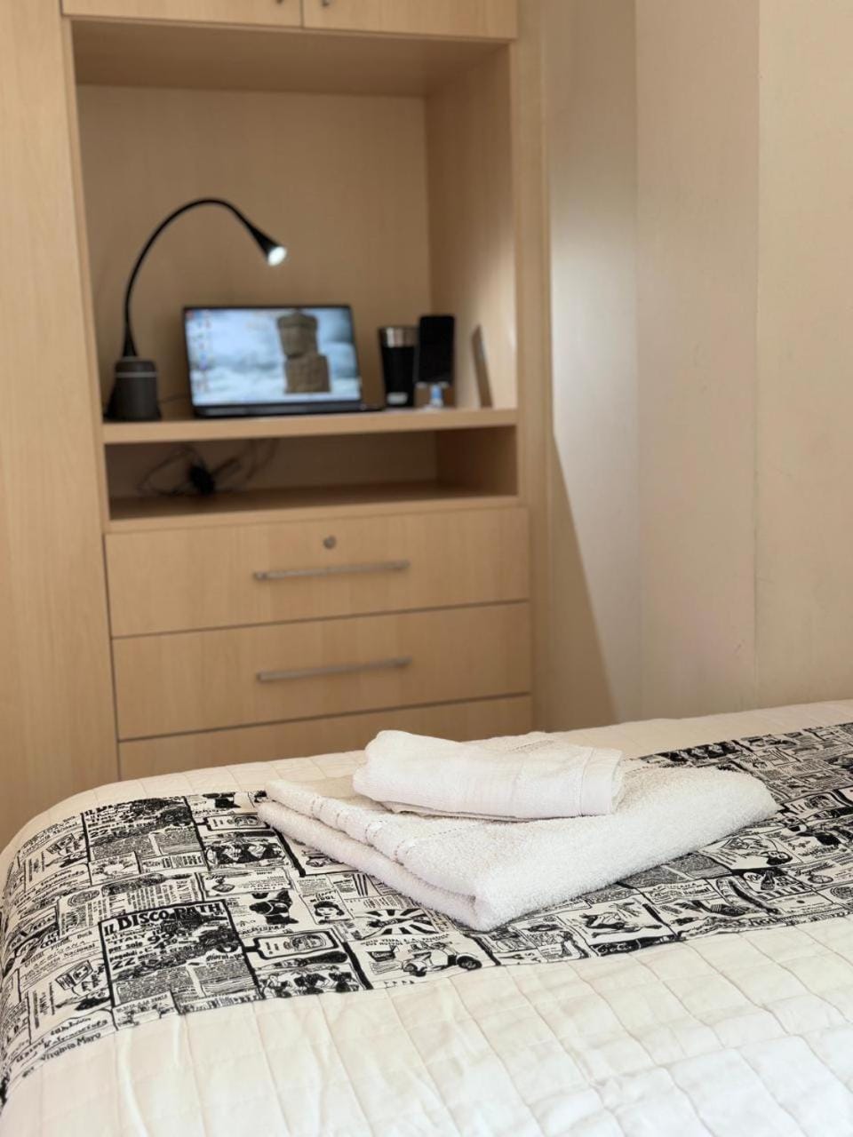 Bed, Photo of the whole room, Bedroom, towels
