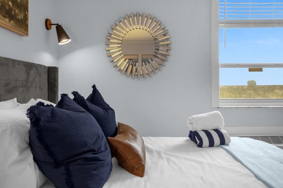 Modern Beach Oasis - Sleeps 4 - Pool - Gym - Games Apartment in Florida