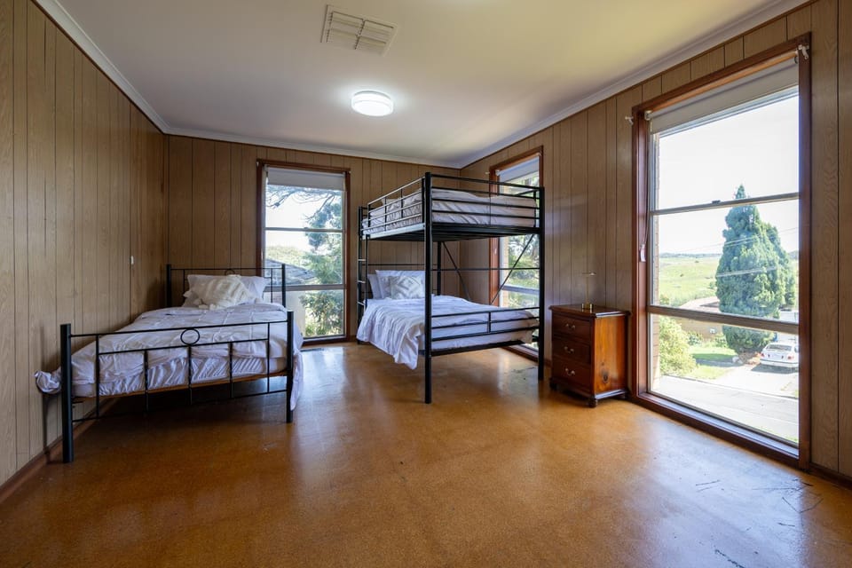 Bed, Photo of the whole room, bunk bed