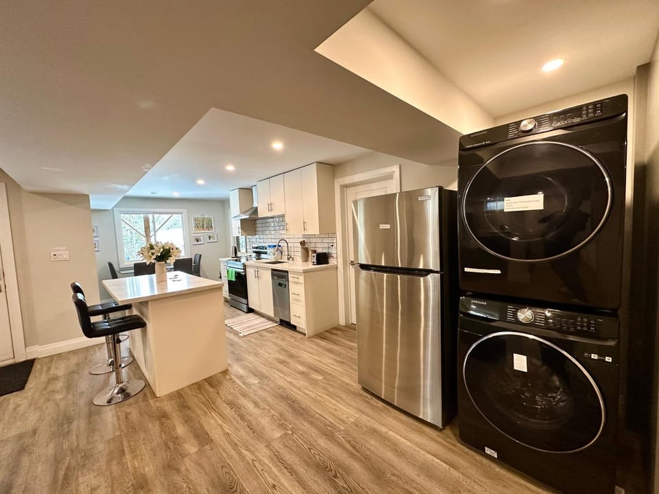 Luxurious 1-Bedroom, 1-Bathroom Suite Near Fairview Mall & Waterloo Airport no Pet allowed Apartment in Kitchener