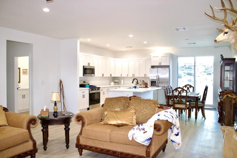 Kitchen or kitchenette, Living room, Seating area, Dining area, dishwasher, oven, pet friendly, stove