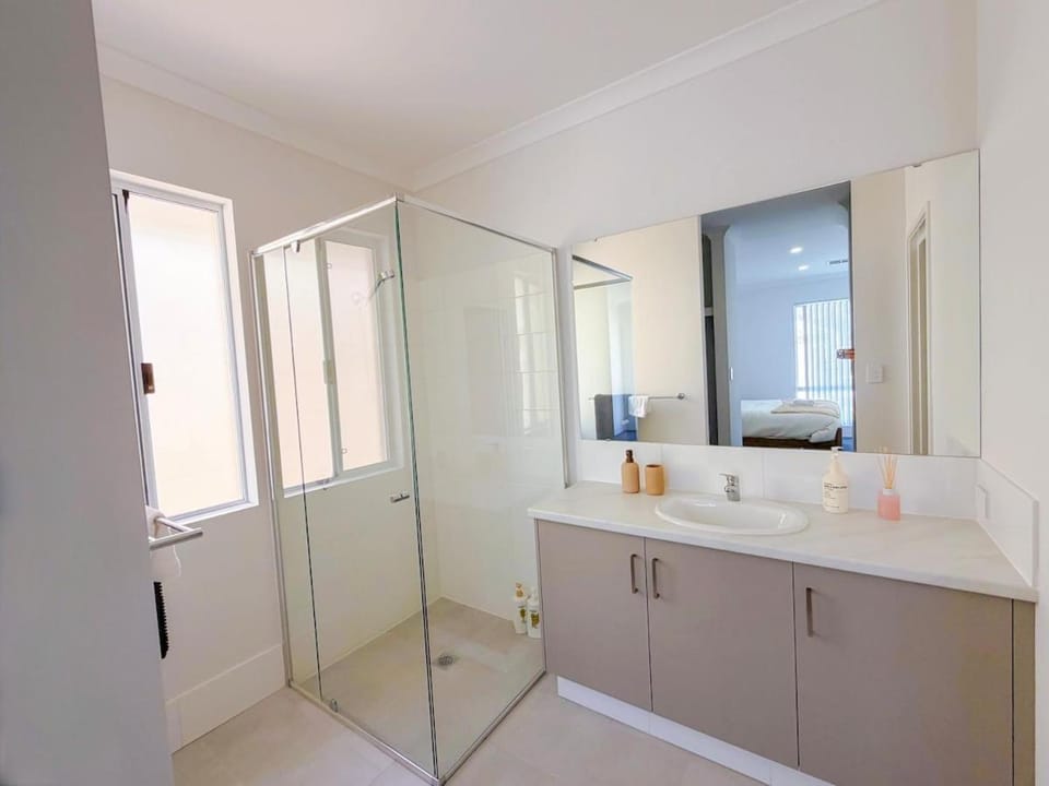 Brabham Modern Stay Close to Swan Valley House in Henley Brook