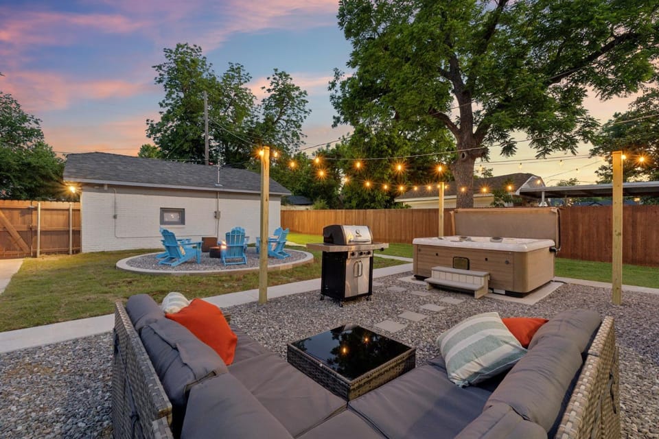 Patio, Hot Tub, Seating area, Evening entertainment, sunbed
