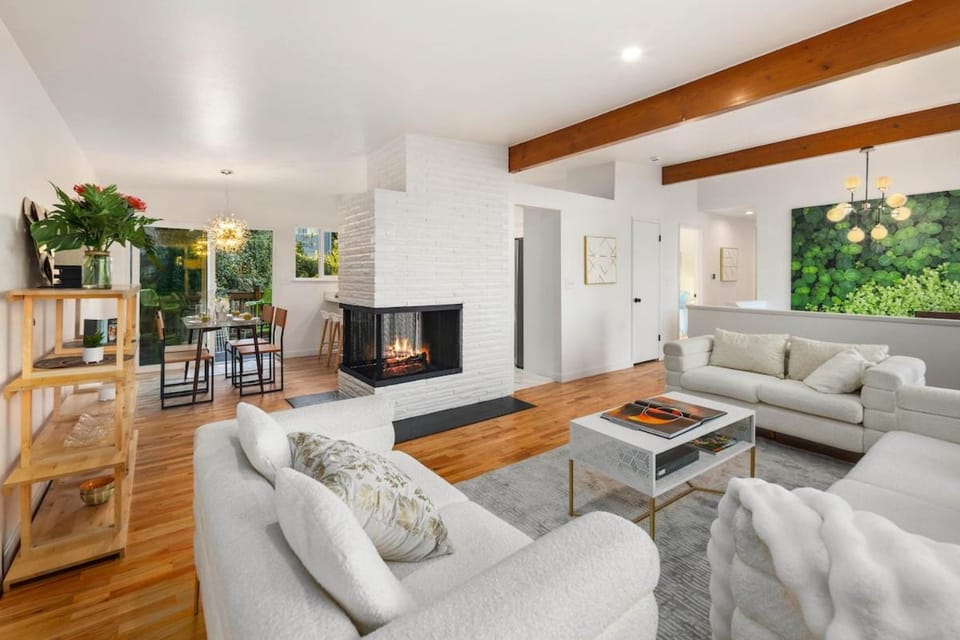Moder charmer 4 BR 3 BA 12 Miles to Seattle, 3 miles to Airport near the mall House in SeaTac