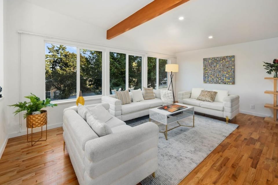 Moder charmer 4 BR 3 BA 12 Miles to Seattle, 3 miles to Airport near the mall House in SeaTac