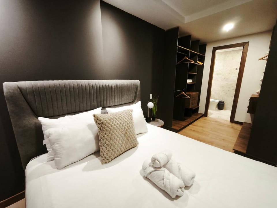Bed, Bedroom, towels