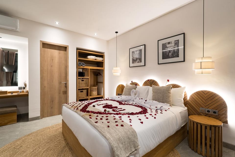 Bed, Bedroom, towels, wardrobe