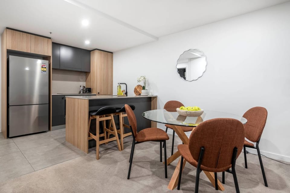 Braddon Bright Nights at Midnight - 1 Parking Spot Apartment in Canberra