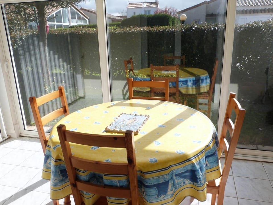 Maisonnette calme à 650m de la plage, jardinet clos - FR-1-194-341 House in La Tranche-sur-Mer