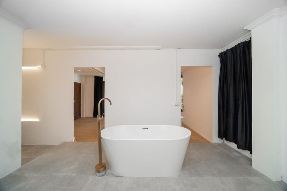 Patong Thai-style 4 Bedrooms Private Pool Sunset View Deck 6 Minutes to the Beach Villa in Patong