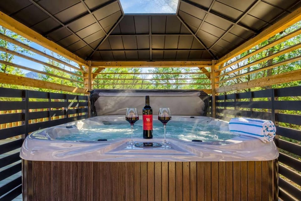 Ridge Hollow Retreat - Hot Tub, Fire Pit, Dogs House in Gatlinburg