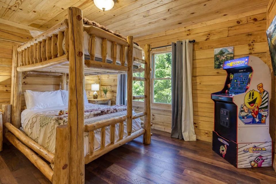 Ridge Hollow Retreat - Hot Tub, Fire Pit, Dogs House in Gatlinburg