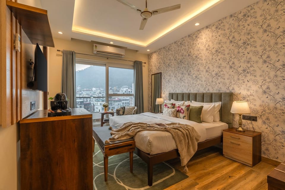 TV and multimedia, Photo of the whole room, Seating area, Bedroom, air conditioner