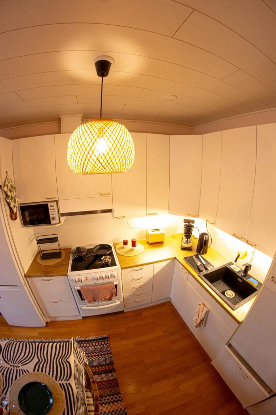 Coffee/tea facilities, microwave, oven, kitchen