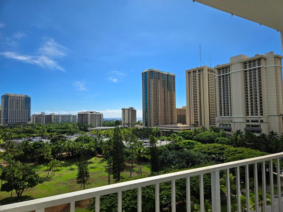 Inn on the Park #1009 House in McCully-Moiliili