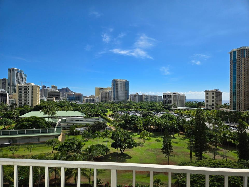 Inn on the Park #1009 House in McCully-Moiliili