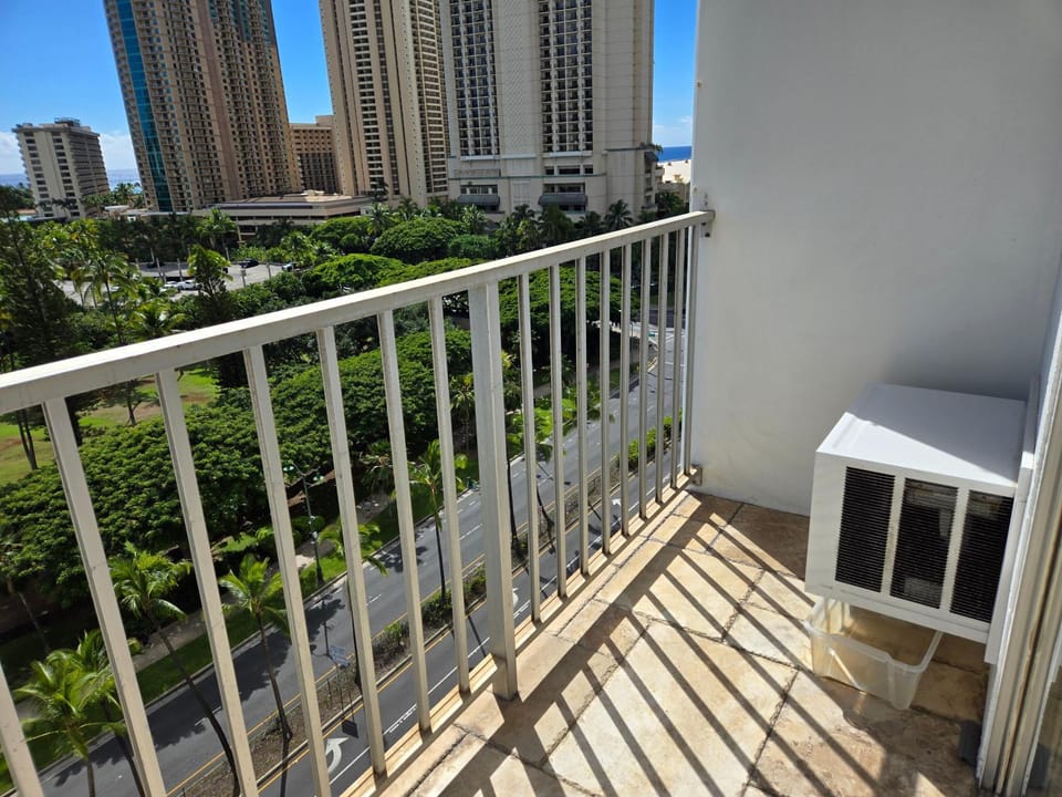 Inn on the Park #1009 House in McCully-Moiliili