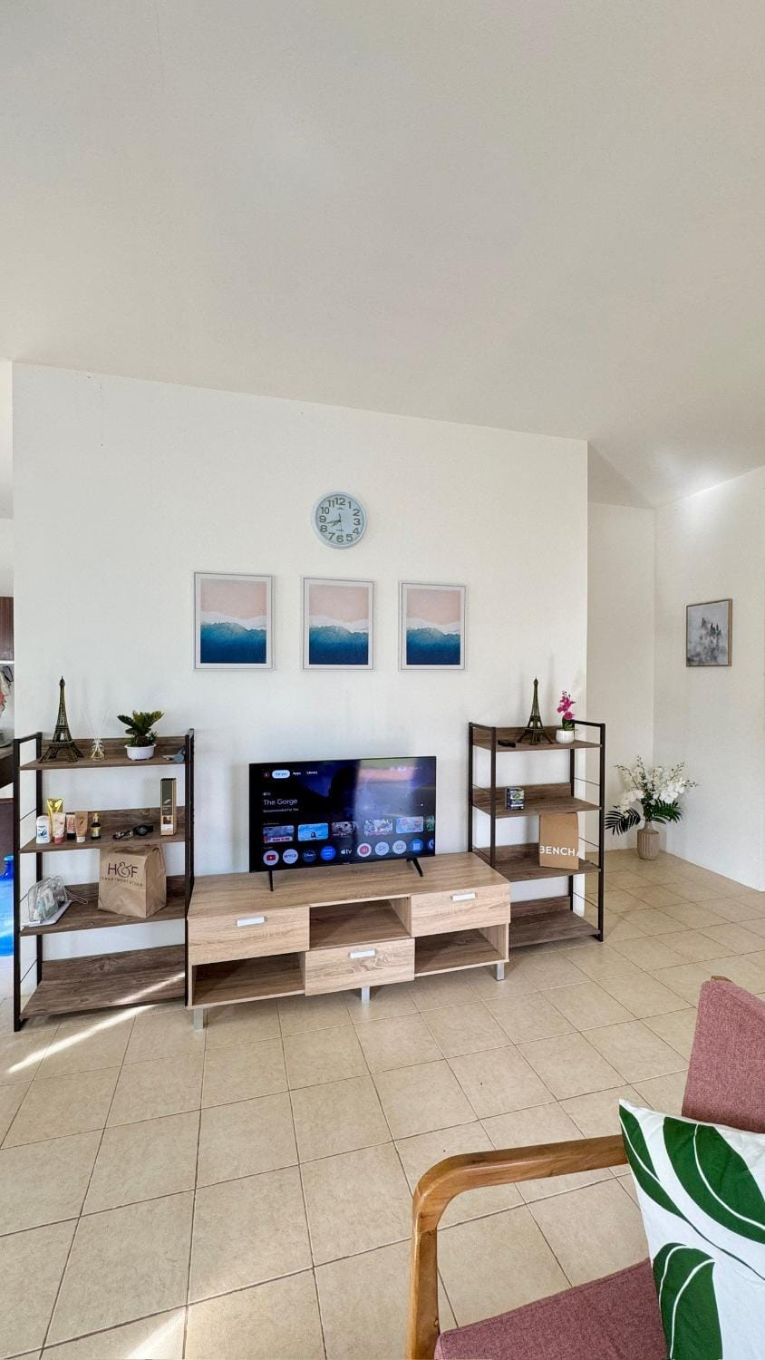 Communal lounge/ TV room, TV and multimedia, Living room, Seating area, Evening entertainment