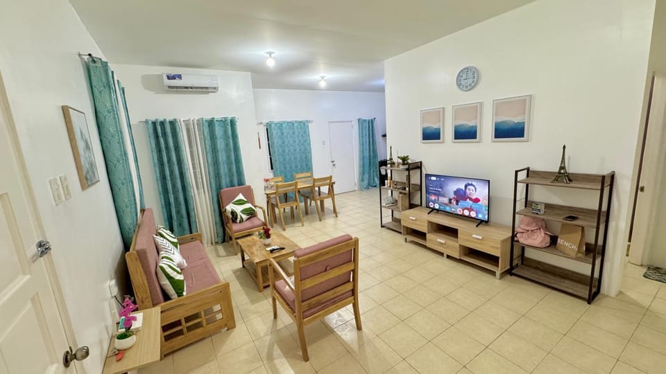 Communal lounge/ TV room, TV and multimedia, Living room, Seating area, air conditioner
