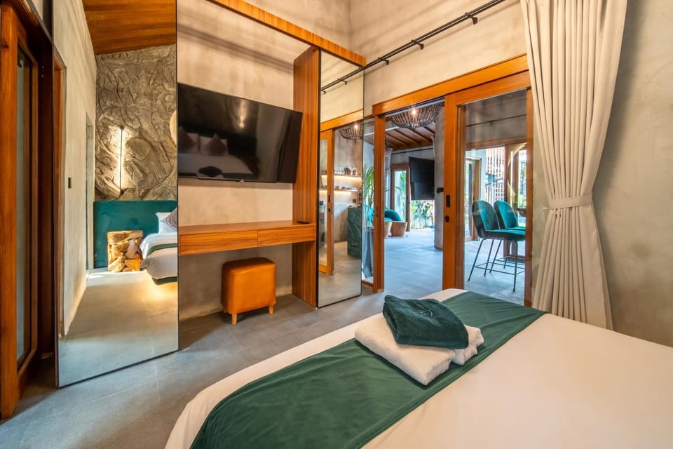 Bed, TV and multimedia, Photo of the whole room, Seating area, Bedroom, towels, wardrobe