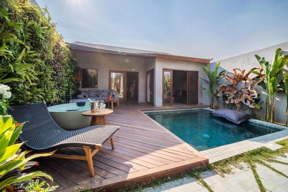 Property building, Patio, Day, Pool view, Swimming pool, sunbed