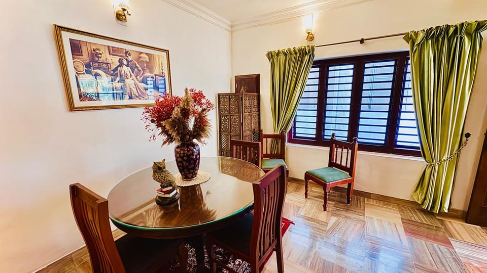 Seating area, Dining area
