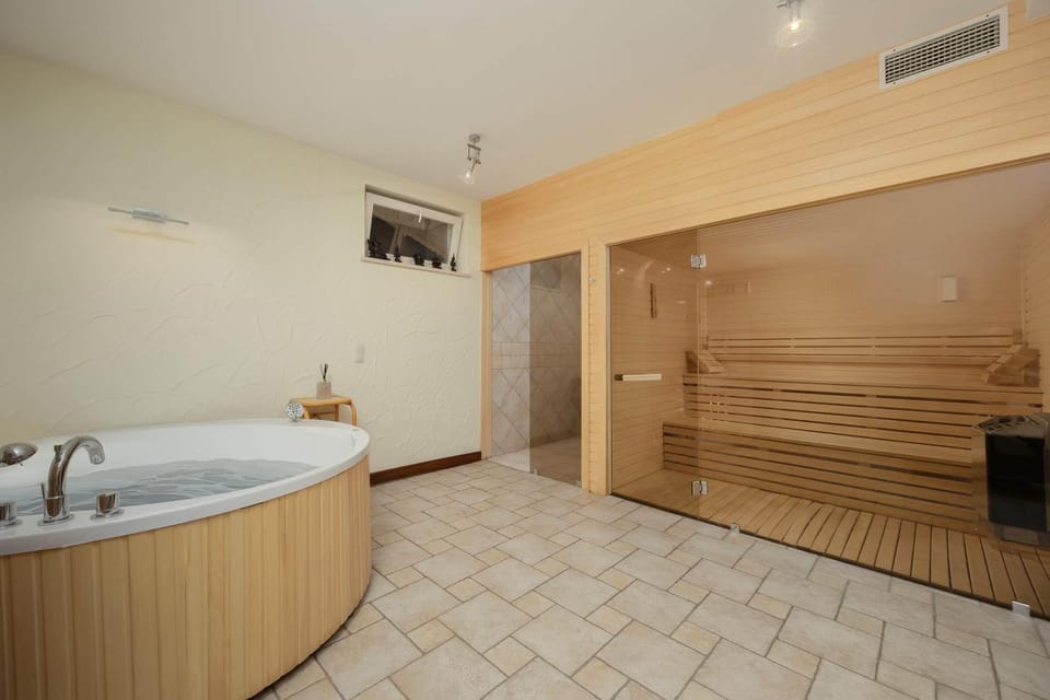 Hot Tub, Sauna