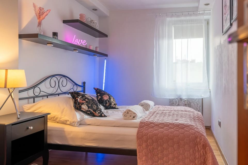 Bed, Bedroom, towels