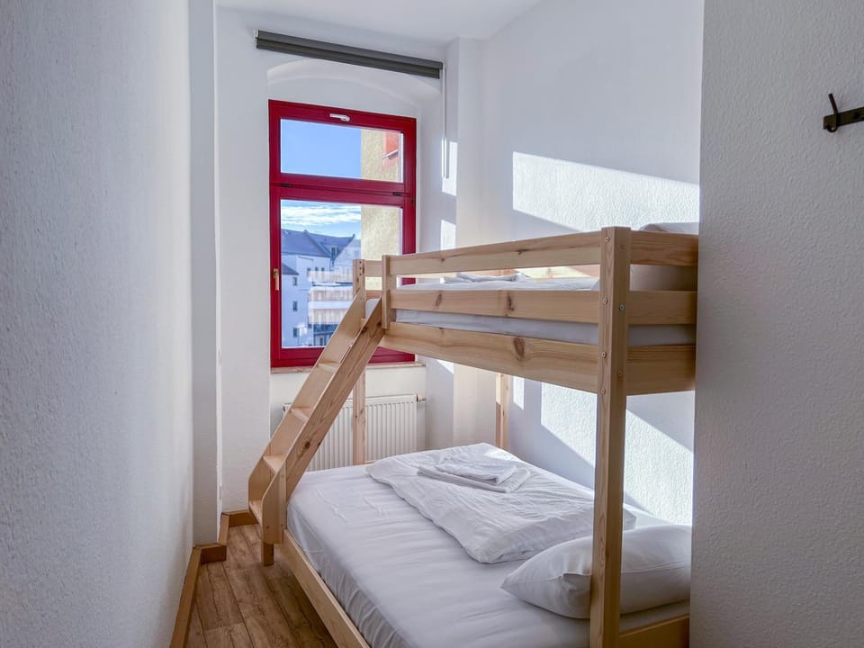 Bedroom, bunk bed