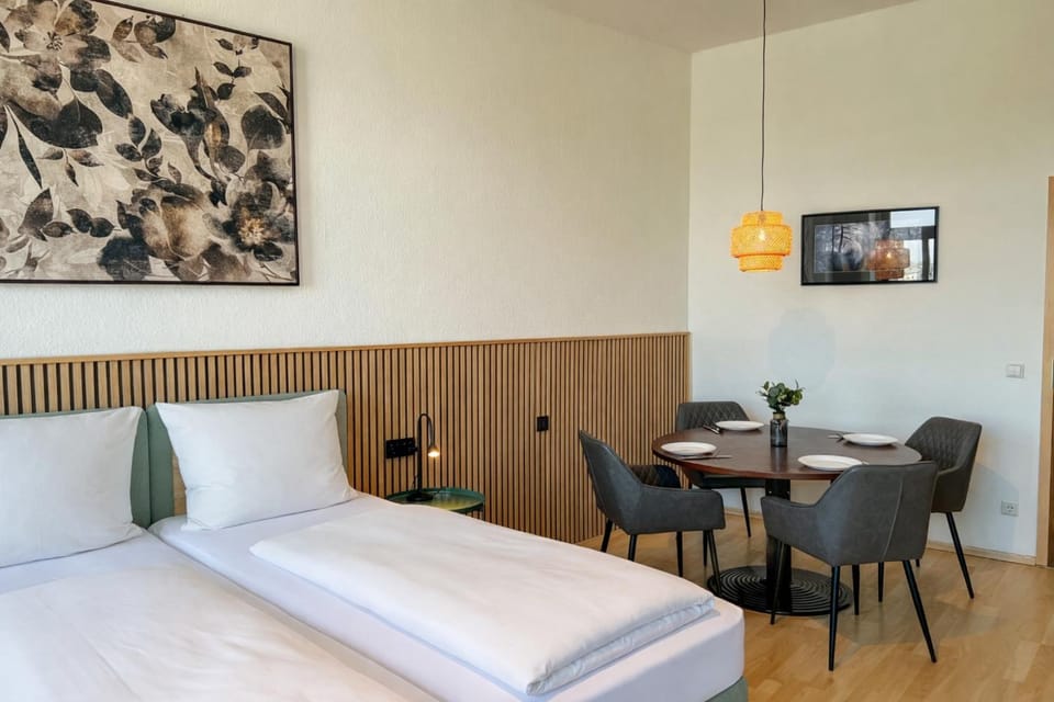 Bed, Seating area, Dining area