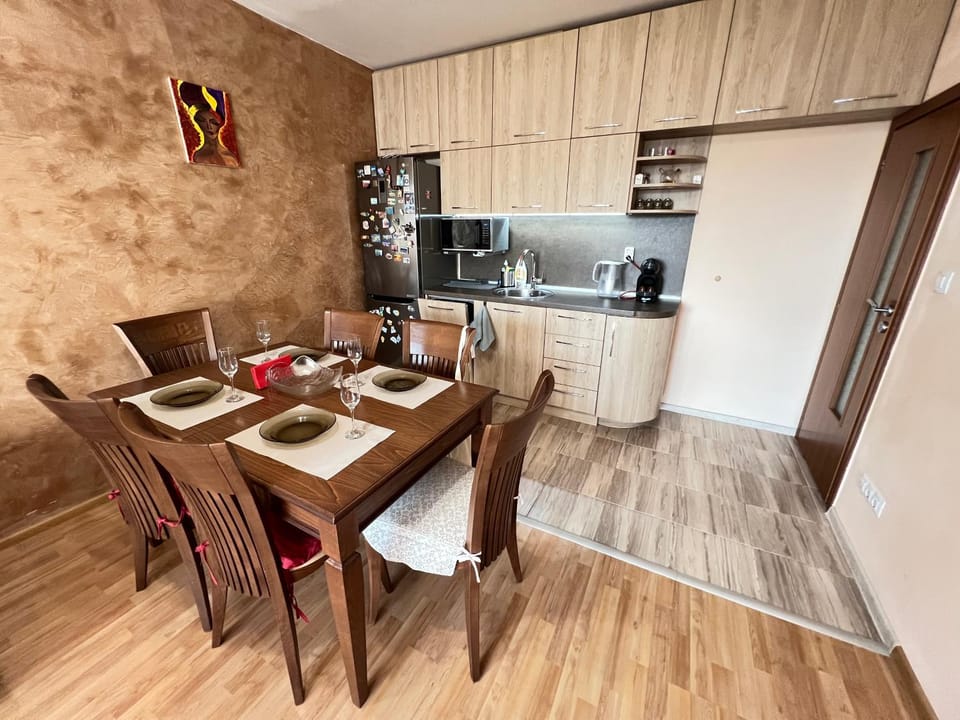 Kitchen or kitchenette, Dining area, dishwasher, stove