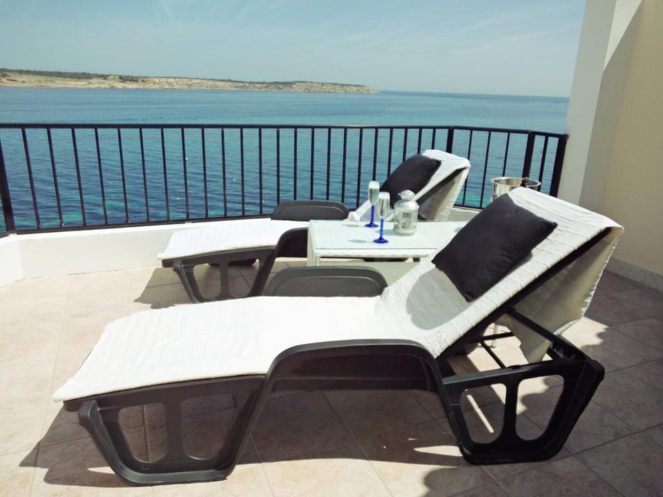 Seafront Apart Terrace Sunbeds Panoramic Ocean and Bay views Apartment in Malta