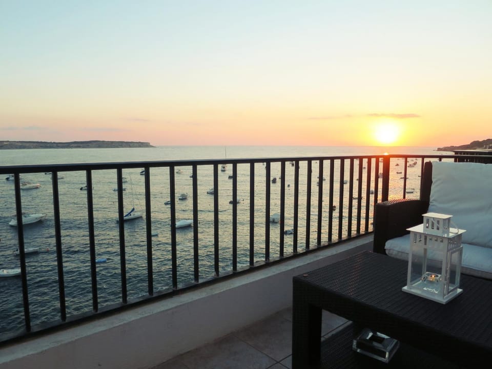 Seafront Apart Terrace Sunbeds Panoramic Ocean and Bay views Apartment in Malta