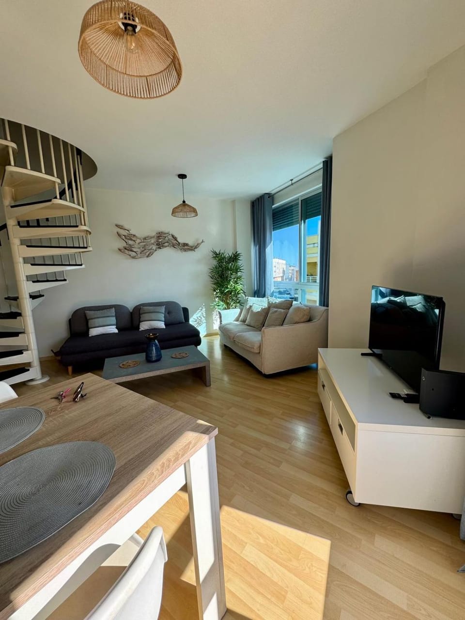 TV and multimedia, Living room, Photo of the whole room, Seating area