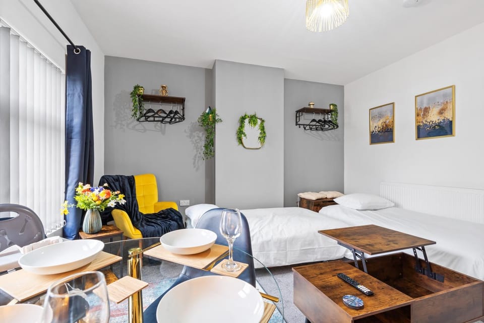 Bed, Living room, Photo of the whole room, Seating area, Dining area