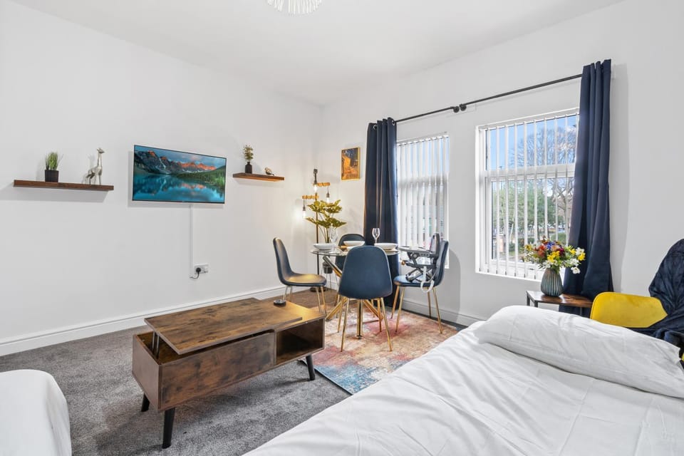 Bed, TV and multimedia, Living room, Photo of the whole room, Seating area
