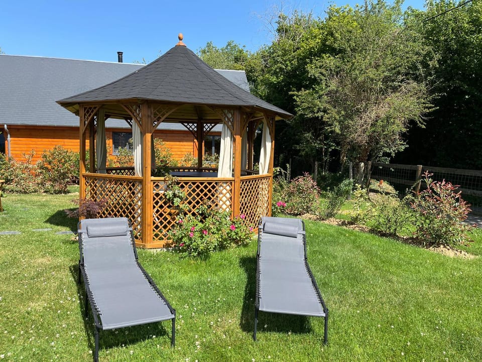 Au pré des chants Bed and Breakfast in Normandy