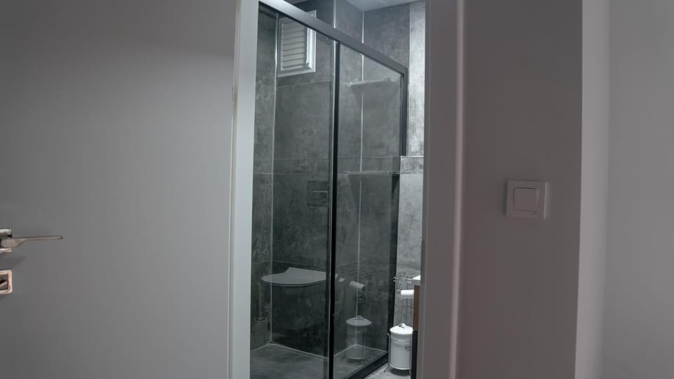 Shower, Toilet