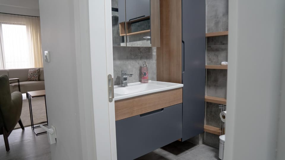 Shower, Toilet, towels