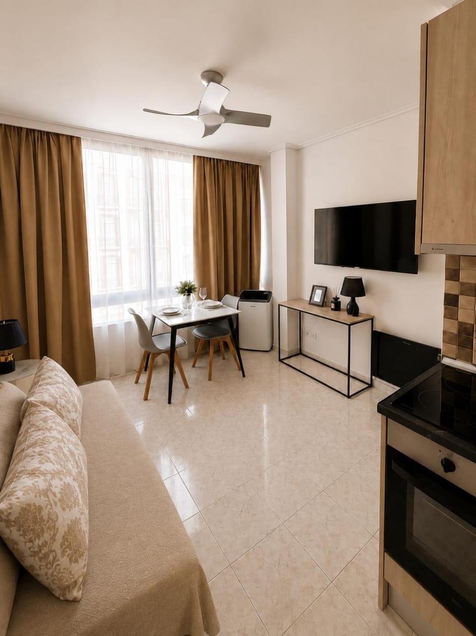 Communal lounge/ TV room, TV and multimedia, Lounge or bar