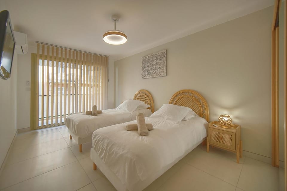 Bed, TV and multimedia, Bedroom