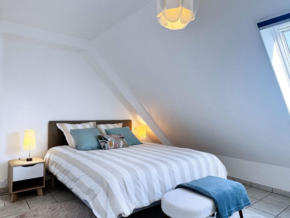 Bed, Photo of the whole room, Bedroom