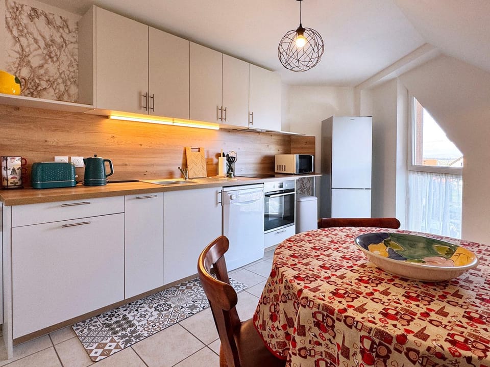 Coffee/tea facilities, Kitchen or kitchenette, Dining area, dishwasher, oven, stove, toaster