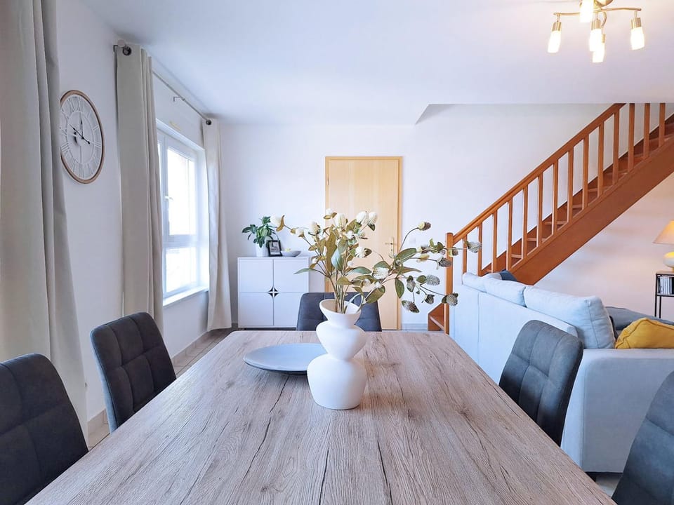 Living room, Seating area, Dining area