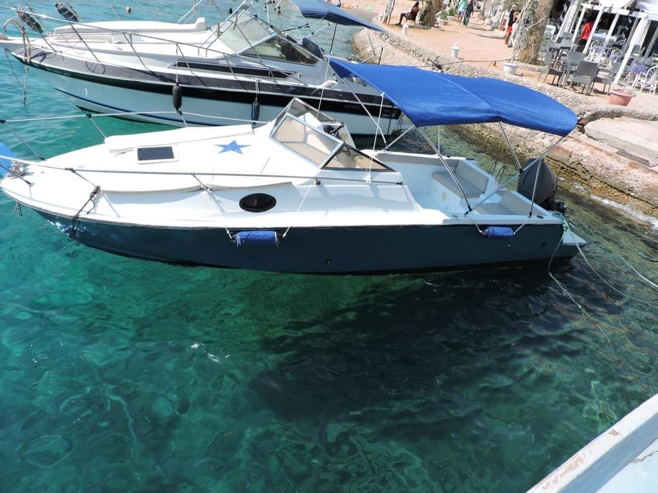 aladdin-travels-egy Docked boat in Hurghada